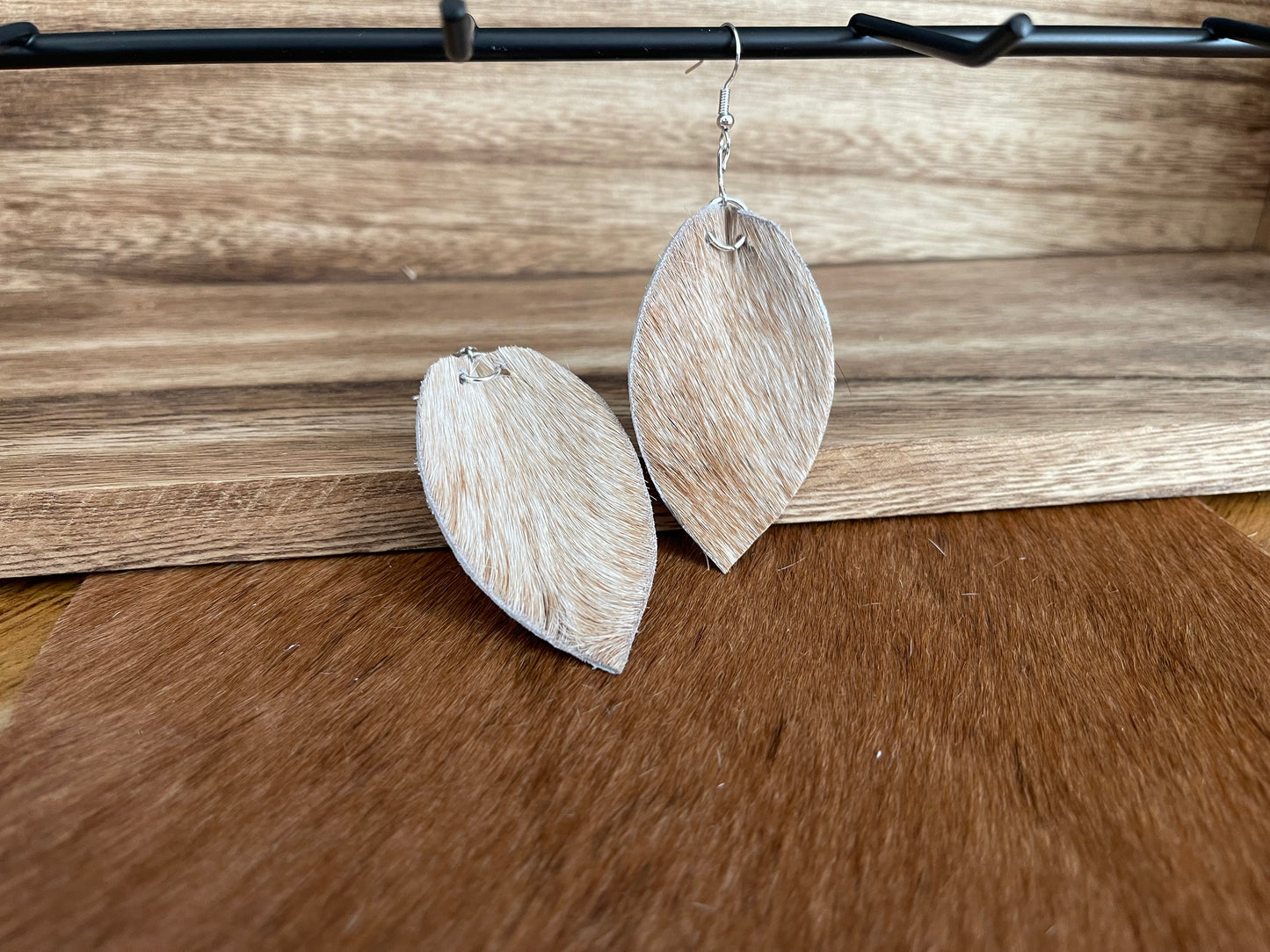 Leaf cowhide drop earrings
